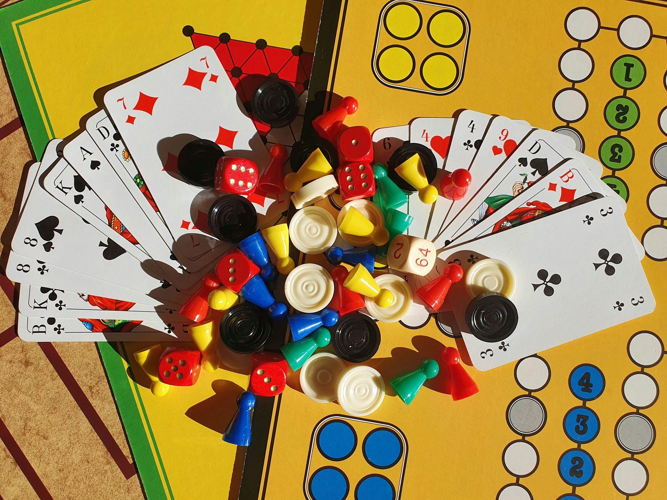 GAMES - thomas-buchholz-0n7_eiAQZwA-unsplash